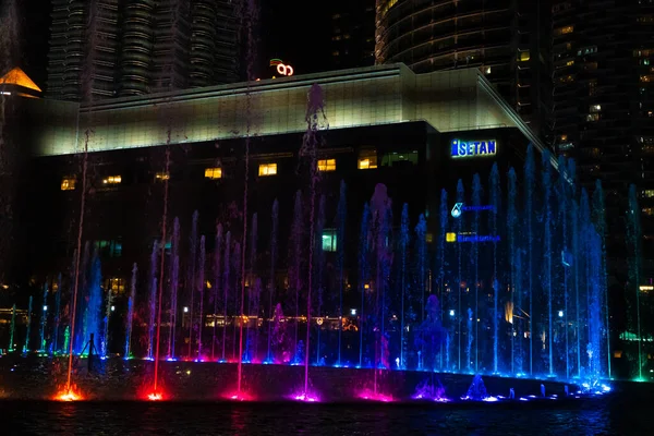 ダンスの夜景多色の噴水 歌の噴水のショー クアラルンプール マレーシア 2020 — ストック写真