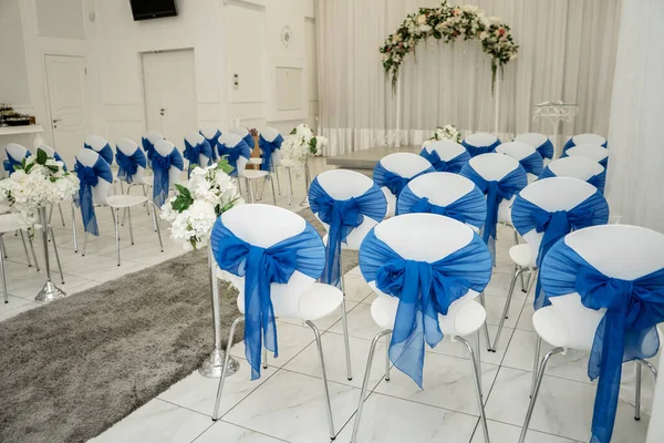 Світла Кімната Весілля Рядки Гостьових Стільців Прикрашені Синьою Тканиною — стокове фото