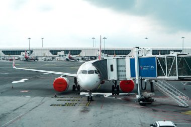 Yolcu uçakları Jet Köprüsü 'nden yolcu alıyor. Kuala Lumpur / Malezya - 07.18.2020
