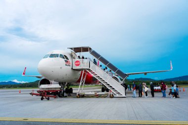 A322 Asya Havayolları yolcu uçağı yolcuları merdiveni. Langkawi adasındaki havaalanında. Langkawi, Malezya - 07.18.2020