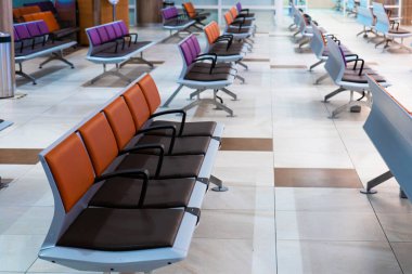 Salgın sırasında uluslararası havaalanı binası boşalmış. Havaalanı salonundaki boş koltuk sıraları