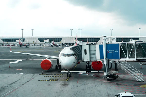 Avión Pasajeros Abordando Pasajeros Por Puente Jet Kuala Lumpur Malasia — Foto de Stock