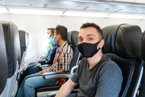 Flygpassagerare Bär Medicinska Masker Sina Ansikten Flygresor Coronaviruspandemin Flygbolagskrav — Stockfoto