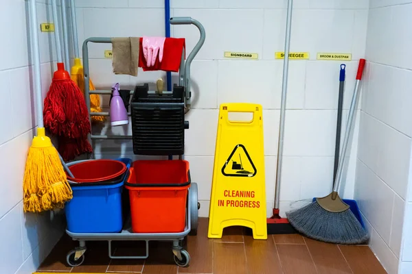 Despensa Mais Limpa Esquadrões Balde Outros Equipamentos Limpeza — Fotografia de Stock