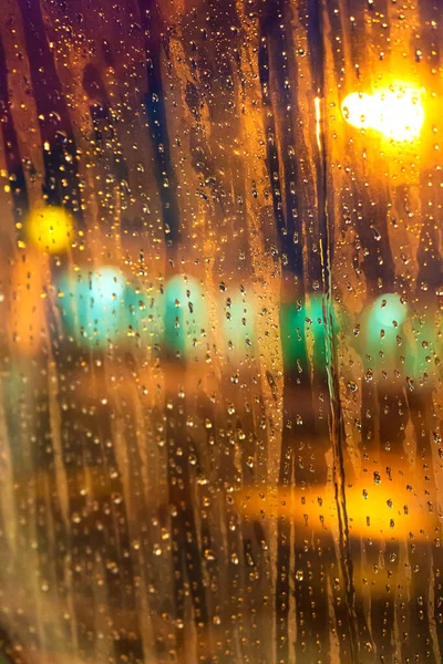 下大雨时从机场的飞机窗口望去 有选择的重点 模糊的图像 — 图库照片