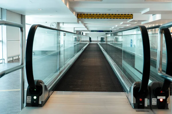 科罗纳韦病毒大流行期间在空旷的机场走廊里的乘客 — 图库照片