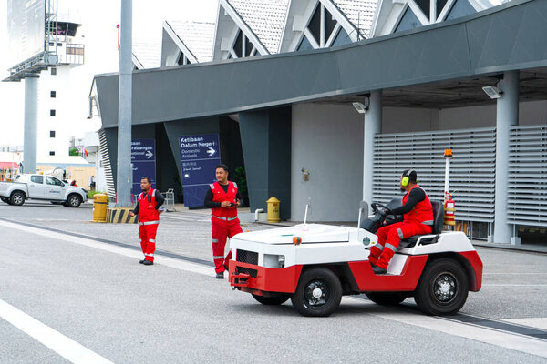Специальный транспорт в аэропорту. Машина для эвакуации самолетов на взлетно-посадочную полосу. Лангкави, Малайзия - 07.18.2020