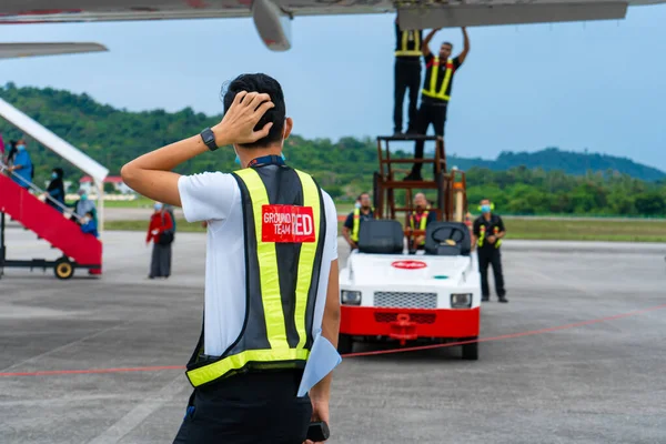 Avionics Technician Watches Confusion Airport Technician Team Troubleshoot Repair Flap — Stock Photo, Image