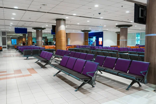 Edifício Aeroporto Internacional Vazio Durante Pandemia Filas Assento Vazias Lounge — Fotografia de Stock