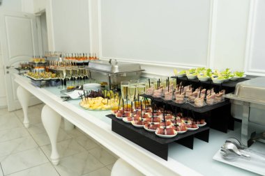 Bir sürü abur cubur ve aperatifle dolu bir açık büfe masası..