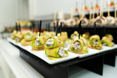 Bir sürü abur cubur ve aperatifle dolu bir açık büfe masası..