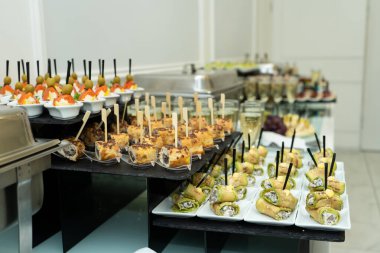 Bir sürü abur cubur ve aperatifle dolu bir açık büfe masası..