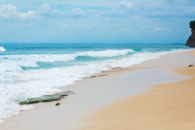 Okyanusta sörf yapmak için ideal bir tropikal kumlu plaj. Güzel berrak turkuaz su ve dalgalar