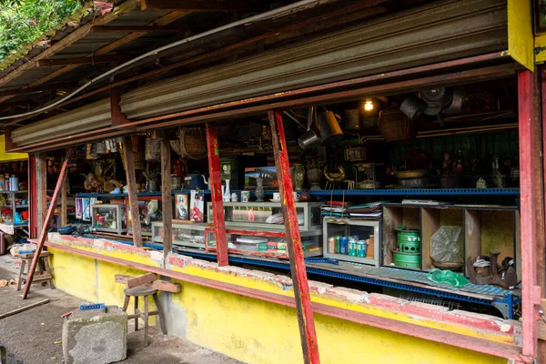 Yol boyunca hediyelik eşya ve ıvır zıvır satan Asyalı sokak dükkanları. Cameron Highlands, Malezya - 06.17.2020