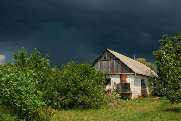 在一个遥远的村子里一座废弃的老房子附近下着大雨 绿色自然 — 图库照片