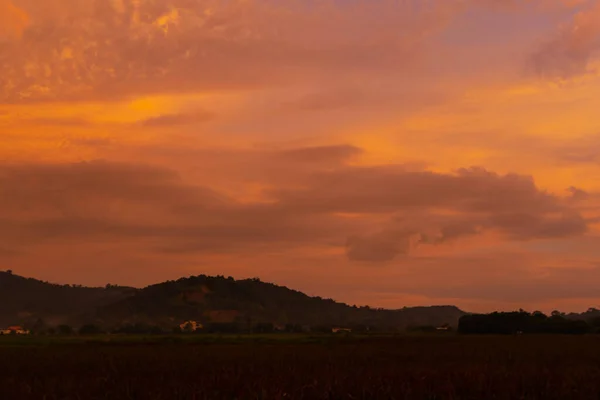 Insolitamente Bello Rosso Fuoco Tramonto Tropicale Montagna — Foto Stock