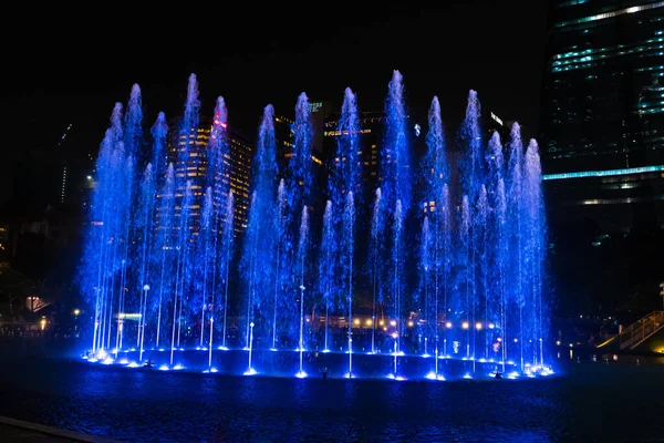 Vista Nocturna Las Fuentes Multicolores Danzantes Espectáculo Fuentes Canto —  Fotos de Stock