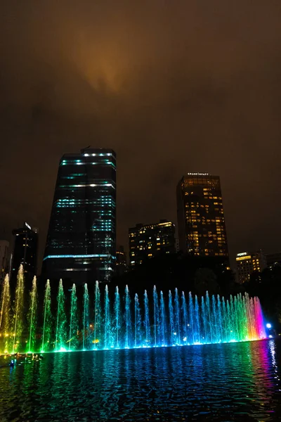 Vista Nocturna Las Fuentes Multicolores Danzantes Espectáculo Fuentes Cantando Kuala —  Fotos de Stock