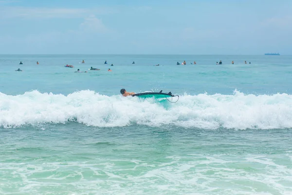 Tipo Sta Nuotando Sulla Tavola Surf Sull Oceano Stile Vita — Foto Stock