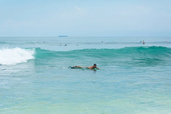 Tipo Sta Nuotando Sulla Tavola Surf Sull Oceano Stile Vita — Foto Stock