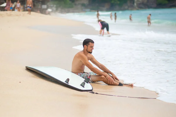 Tipo Está Descansando Una Playa Tropical Arena Después Montar Surf — Foto de Stock