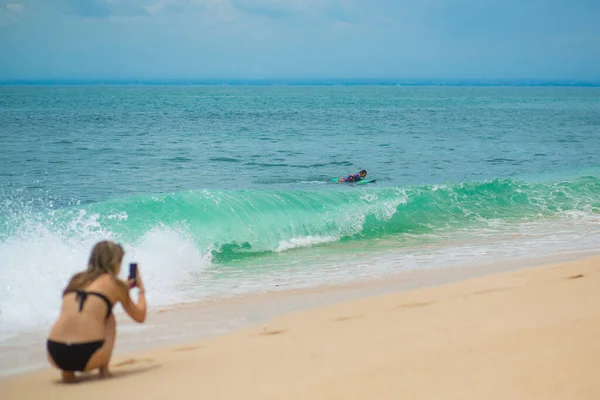 Sexy Ragazza Sottile Cavalcando Tavola Surf Nell Oceano Stile Vita — Foto Stock