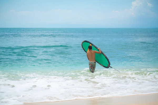 Tipo Está Nadar Prancha Surf Oceano Estilo Vida Ativo Saudável — Fotografia de Stock