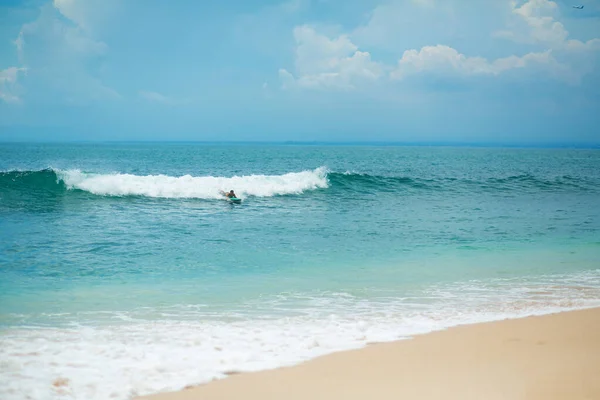 Tipo Está Nadando Tabla Surf Océano Vida Activa Saludable Vocación — Foto de Stock