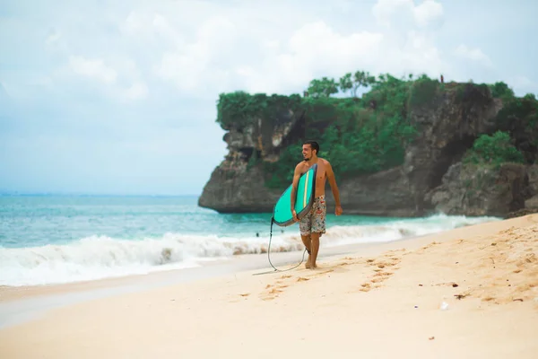 Surfista Surf Man Con Tavola Surf Piedi Sulla Spiaggia Tropicale — Foto Stock