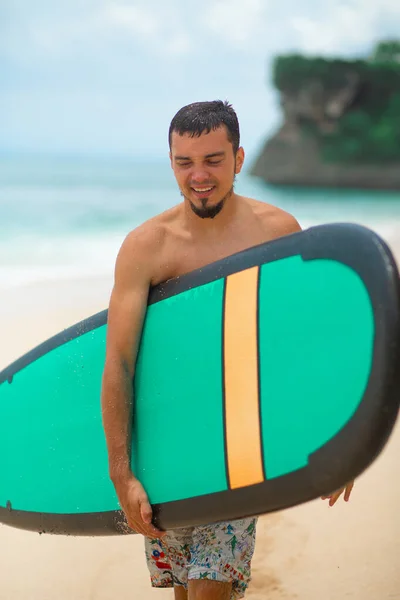 Surferem Surfing Man Deską Surfingową Walking Sandy Tropical Beach Zdrowy — Zdjęcie stockowe