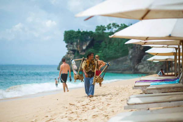 Hombre Vende Cacahuetes Aperitivos Playa Bali Indonesia 2018 — Foto de Stock