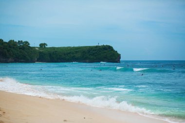 Adam okyanusta sörf tahtasında yüzüyor. Yaz mesleğinde sağlıklı aktif yaşam tarzı