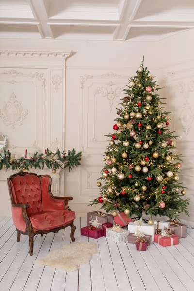 Dekorace Místnosti Vyzdobeným Vánočním Stromečkem — Stock fotografie