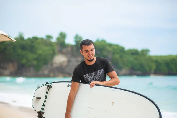 Surfista Surf Man Con Tavola Surf Piedi Sulla Spiaggia Tropicale — Foto Stock