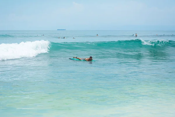 Tipo Sta Nuotando Sulla Tavola Surf Sull Oceano Stile Vita — Foto Stock