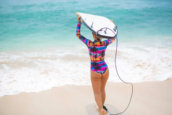 熱帯砂のビーチでサーフボードとセクシーなスリムな女の子 夏の職業における健康的なアクティブなライフスタイル — ストック写真