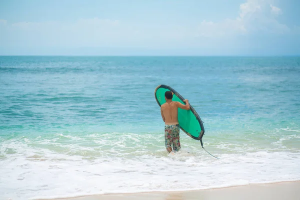 Tipo Está Nadando Tabla Surf Océano Vida Activa Saludable Vocación — Foto de Stock