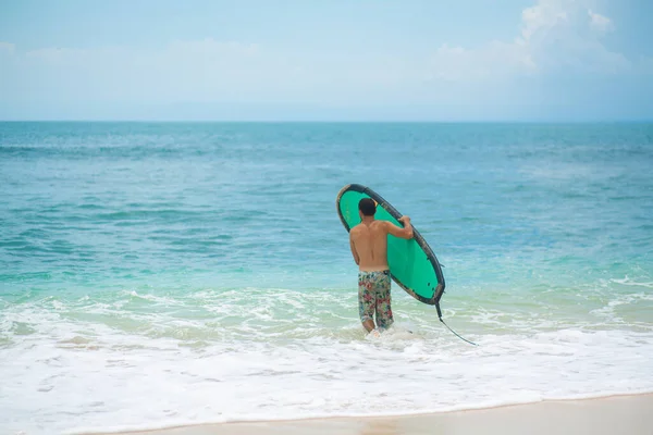 Tipo Sta Nuotando Sulla Tavola Surf Sull Oceano Stile Vita — Foto Stock