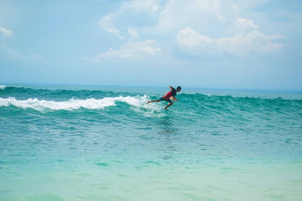 Tipo Sta Nuotando Sulla Tavola Surf Sull Oceano Stile Vita — Foto Stock