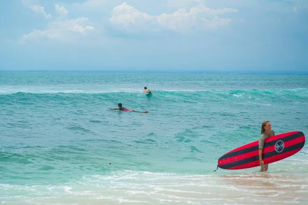 Tipo Sta Nuotando Sulla Tavola Surf Sull Oceano Stile Vita — Foto Stock