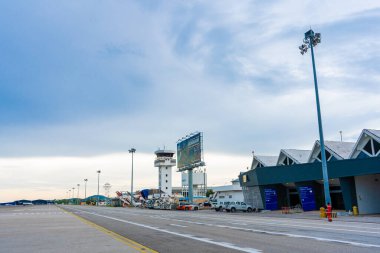 Langkawi adasındaki havaalanı binaları. Pistten bak. Langkawi, Malezya - 07.18.2020