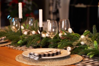 Şenlikli Noel masası Noel ağacı dalları, mumlar ve çelenklerle süslenmiştir. Sıcak ev Noel atmosferi