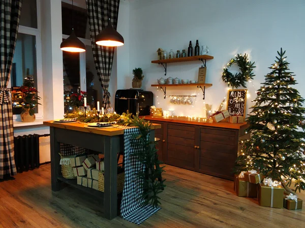 Mesa Cocina Navidad Festiva Está Decorada Con Ramas Árbol Navidad — Foto de Stock