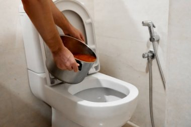 Kız tuvalete bir tencere çorba döküyor. Bozuk yemek..