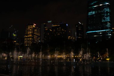 Dans eden çok renkli fıskiyelerin gece görüşü. Şarkı Söyleyen Çeşmeler Şovu. Kuala Lumpur, Malezya - 02.18.2020