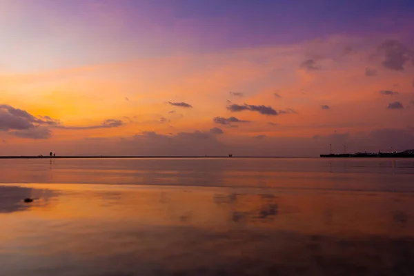 日落时分 热带海滩上燃烧着明亮的天空 大逃亡中的夕阳西下 人们在水上行走的力量 — 图库照片