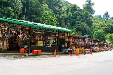 Yol boyunca hediyelik eşya ve ıvır zıvır satan Asyalı sokak dükkanları. Cameron Highlands, Malezya - 06.17.2020