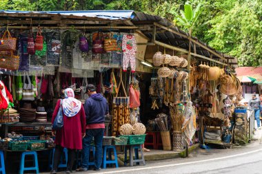 Yol boyunca hediyelik eşya ve ıvır zıvır satan Asyalı sokak dükkanları. Cameron Highlands, Malezya - 06.17.2020