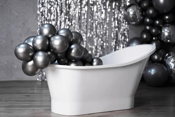 Blanco Negro Foto Blanco Elegante Bañera Habitación Vacía Con Globos — Foto de Stock