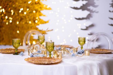 Şenlikli Noel masası Noel ağacı dalları, mumlar ve çelenklerle süslenmiştir. Sıcak ev Noel atmosferi